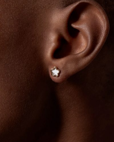 pendientes flor dorados para mujer de aurazzure joyería madrid